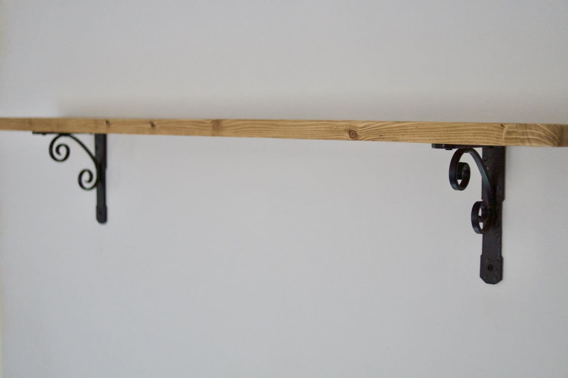 60cm Farmhouse Shelf with Black Brackets