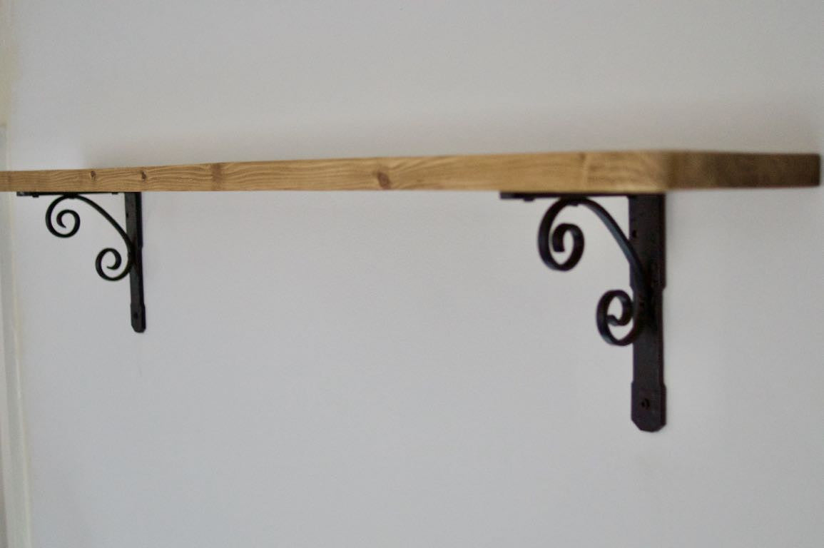 60cm Farmhouse Shelf with Black Brackets