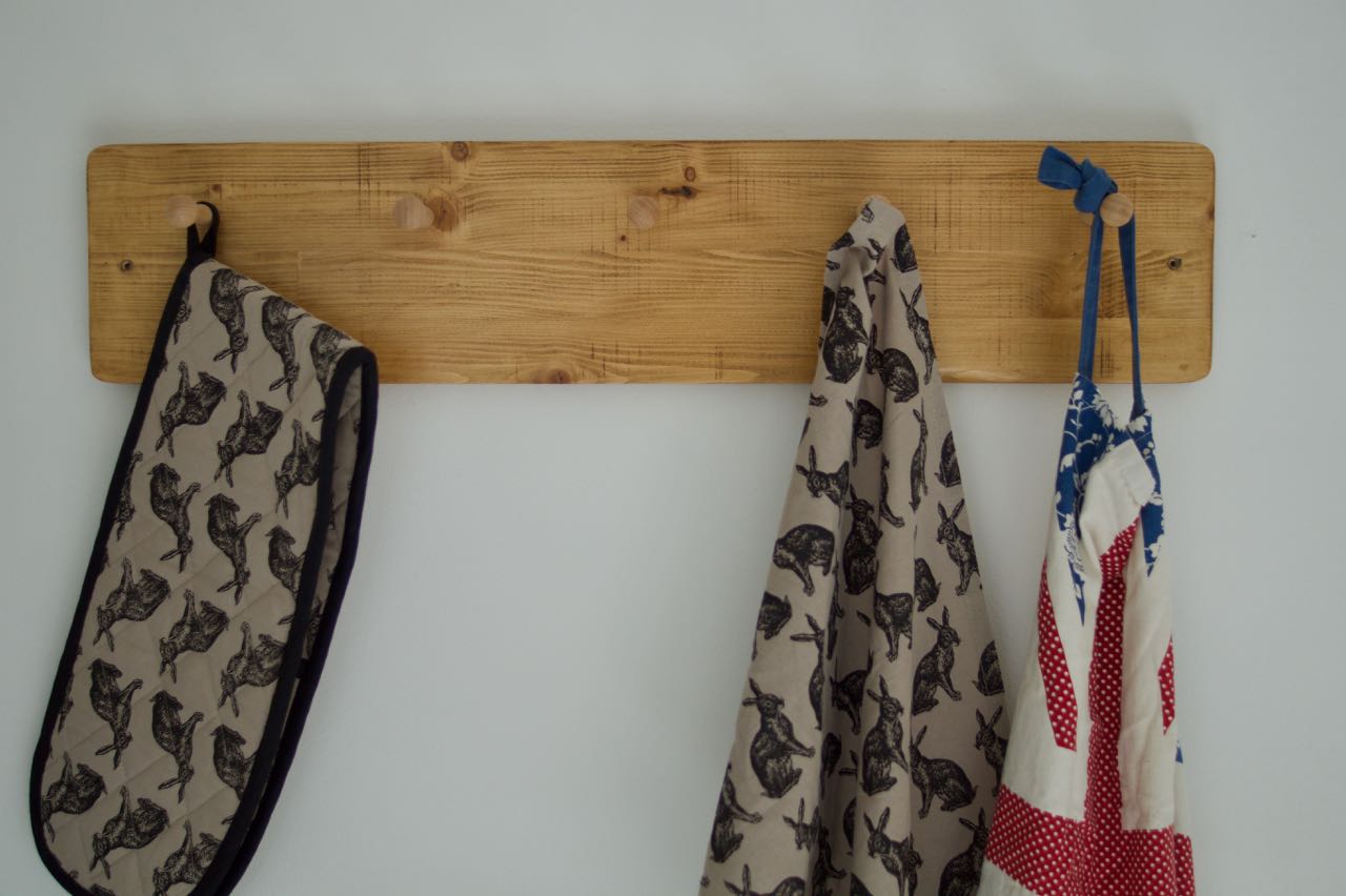 Farmhouse Style Wooden Kitchen Towel & Utensil Holder & 5 Pegs